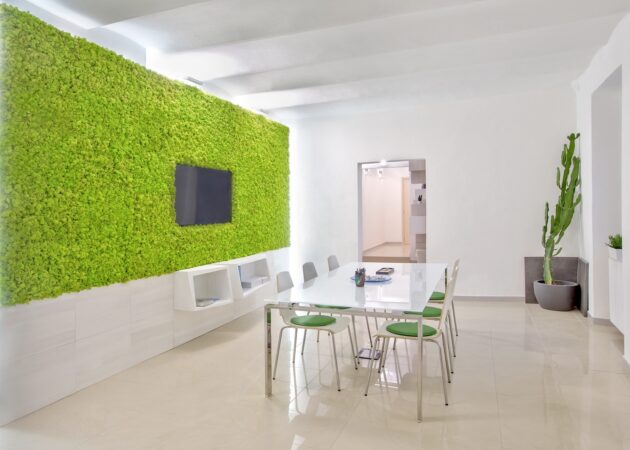 Sala riunioni con moss wall e display