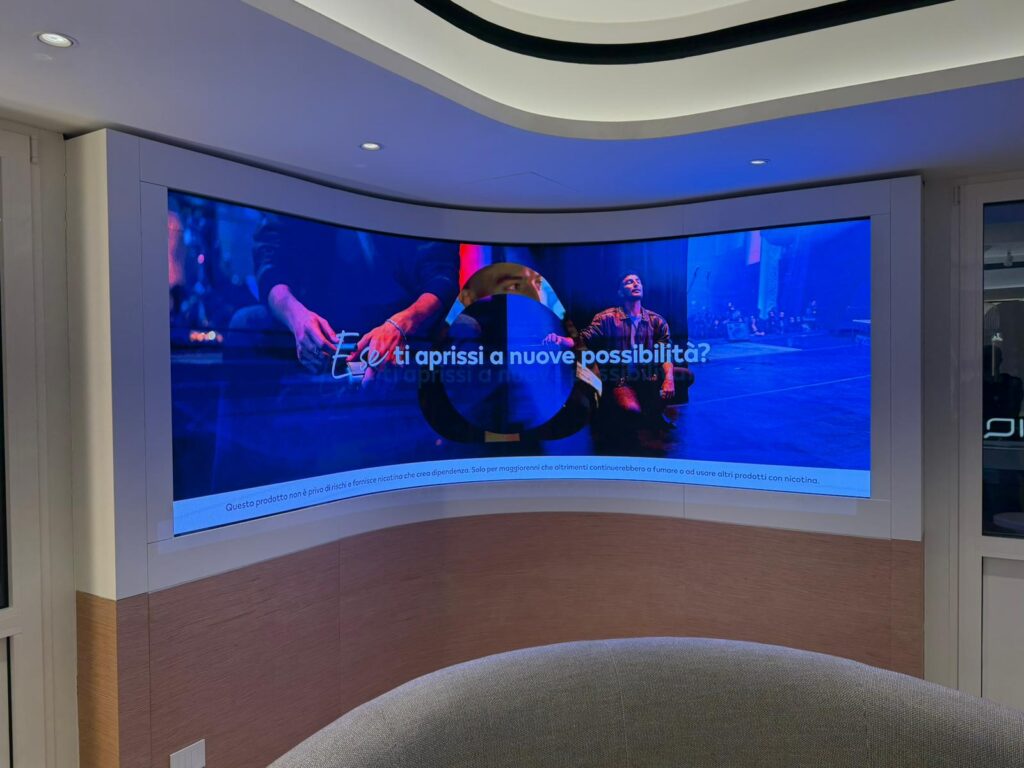 IQOS Boutique a Milano - Ledwall curvo